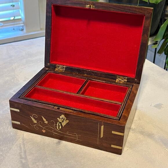 Vintage Beautiful Wooden Jewelry Box with Brass Inlay - 10” x 7” x 4.5” - Picture 4 of 11